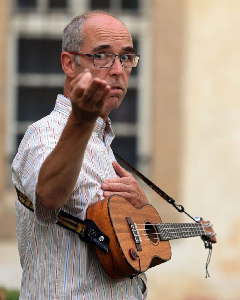 Portrét muzikanta Zdeňka Oklešťka z jeho prvního vystoupení v roce 2024